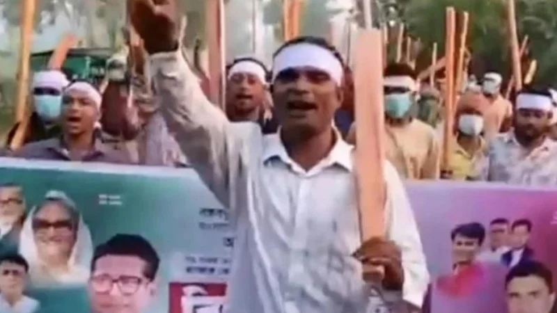 বাঁশখালীতে নিষিদ্ধ ছাত্রলীগের লগি-বইঠা মিছিল, পুলিশের অভিযান