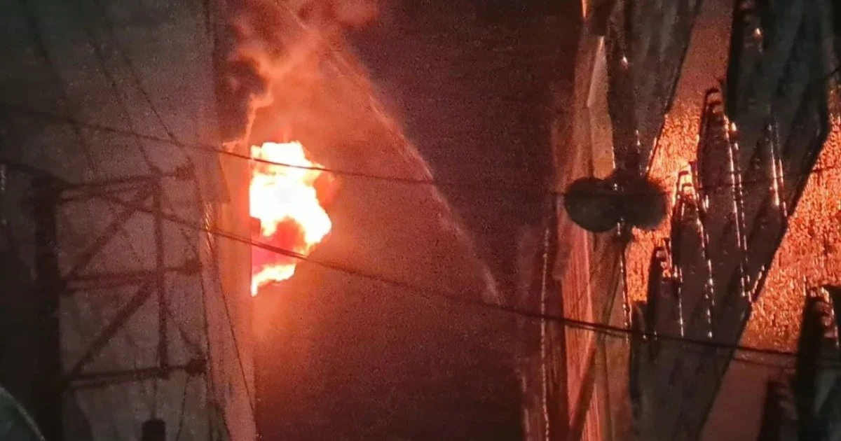 চকবাজারের অগ্নিকাণ্ড ৮ ঘণ্টা পরও পুরোপুরি নিয়ন্ত্রণে আসেনি