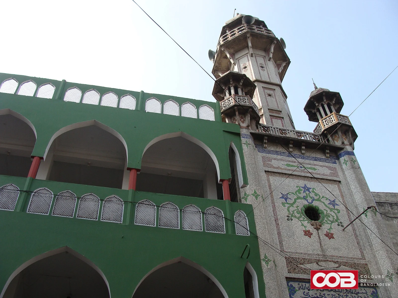 চকবাজারের অগ্নিকাণ্ড ৮ ঘণ্টা পরও পুরোপুরি নিয়ন্ত্রণে আসেনি