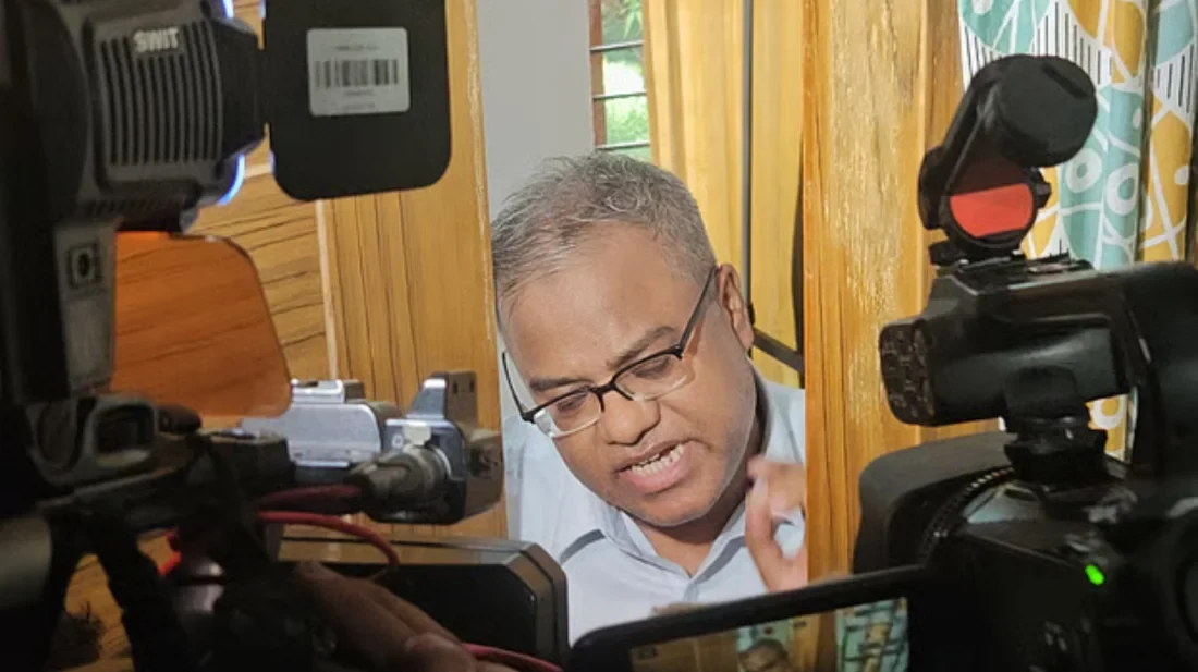 চুয়েটে অবরুদ্ধ উপাচার্যের বুকে ব্যথা, দুই চিকিৎসকের ভিন্ন মত