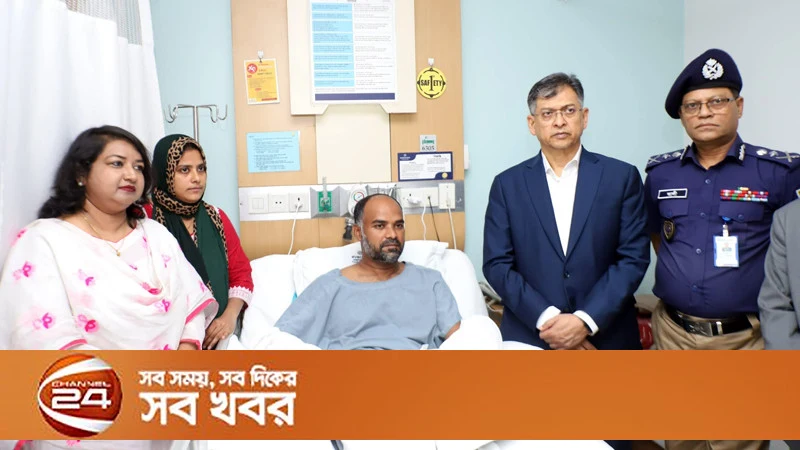 স্বরাষ্ট্রমন্ত্রী সালাহউদ্দিন আহমদ খুলনায় আহত পুলিশ পরিদর্শককে দেখলেন