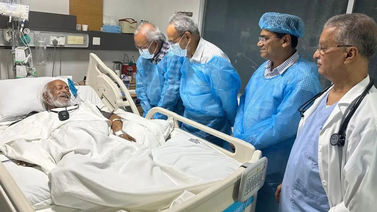 মঈন খানকে হাসপাতালে দেখতে গেলেন মির্জা আব্বাস