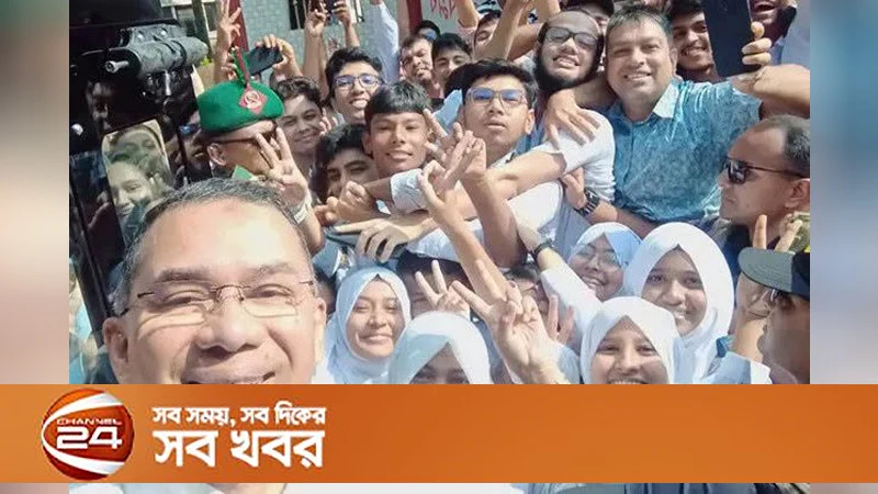 প্রধানমন্ত্রী তারেক রহমানের শিক্ষার্থীদের সঙ্গে সেলফি, উপহার খেলার সামগ্রী
