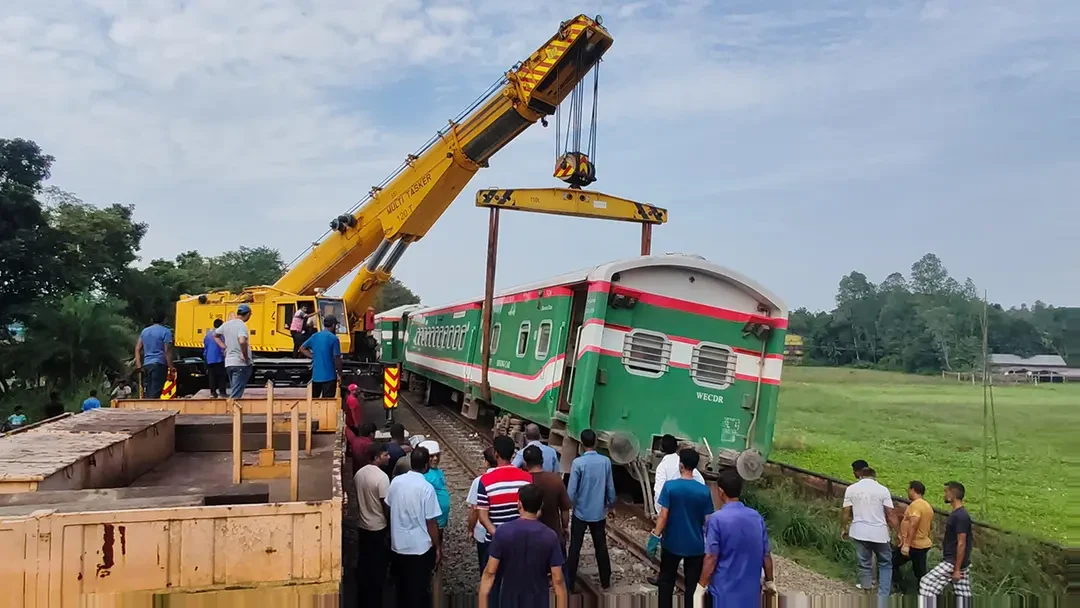 টাঙ্গাইলে ট্রেন লাইনচ্যুত, বন্ধ ঢাকা-উত্তরবঙ্গ রেল যোগাযোগ